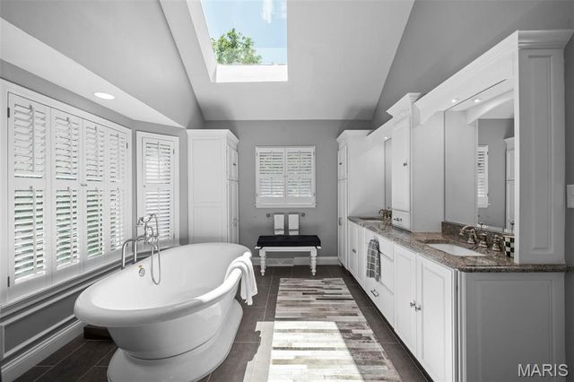 825 Greenwich Green Lane, Town And Country, MO 63017