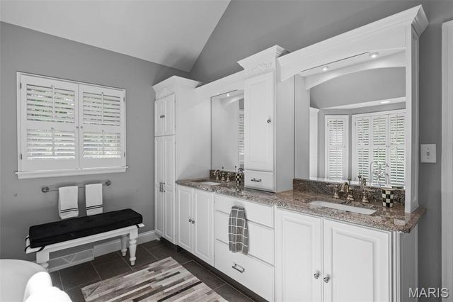 825 Greenwich Green Lane, Town And Country, MO 63017