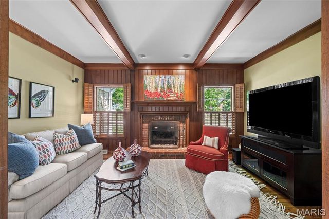 825 Greenwich Green Lane, Town And Country, MO 63017