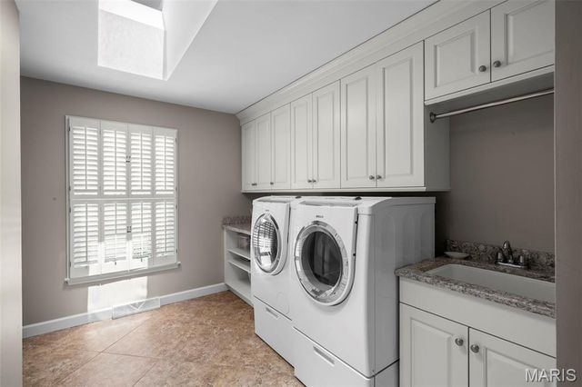 825 Greenwich Green Lane, Town And Country, MO 63017