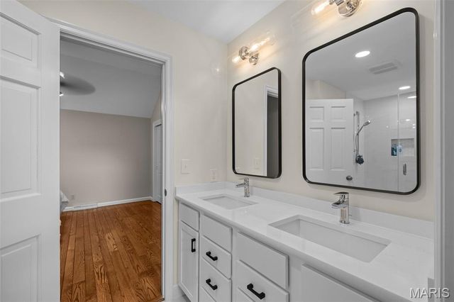 825 Greenwich Green Lane, Town And Country, MO 63017