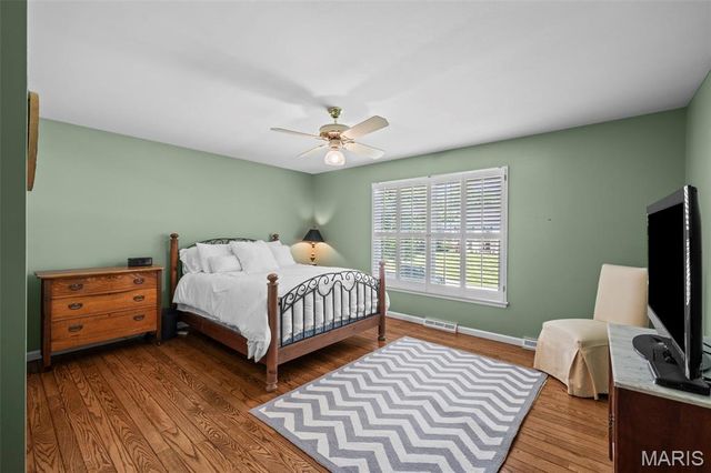 825 Greenwich Green Lane, Town And Country, MO 63017