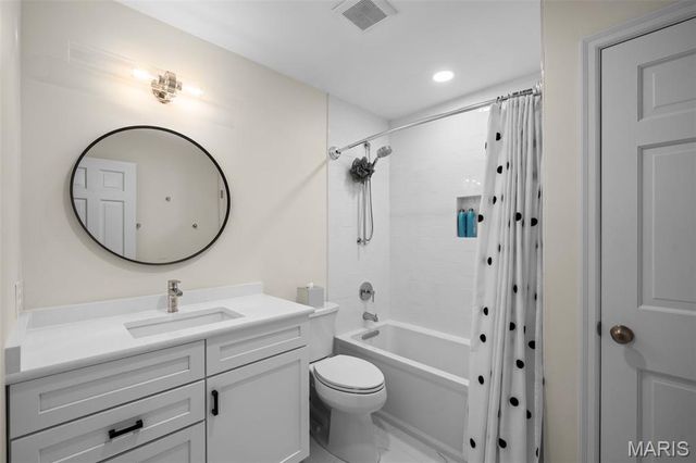 825 Greenwich Green Lane, Town And Country, MO 63017