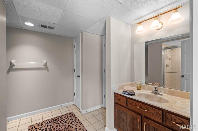 825 Greenwich Green Lane, Town And Country, MO 63017