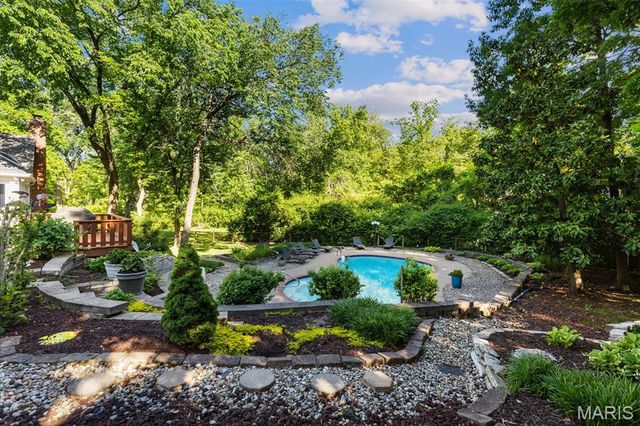 825 Greenwich Green Lane, Town And Country, MO 63017