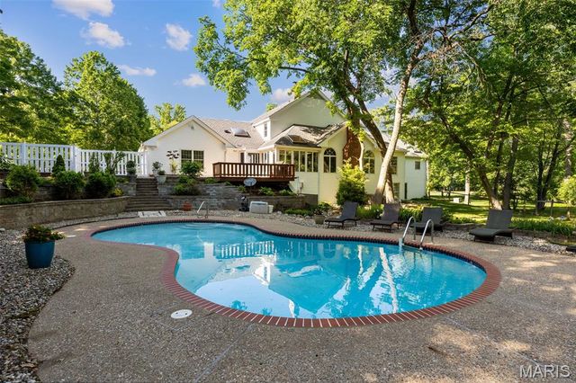 825 Greenwich Green Lane, Town And Country, MO 63017