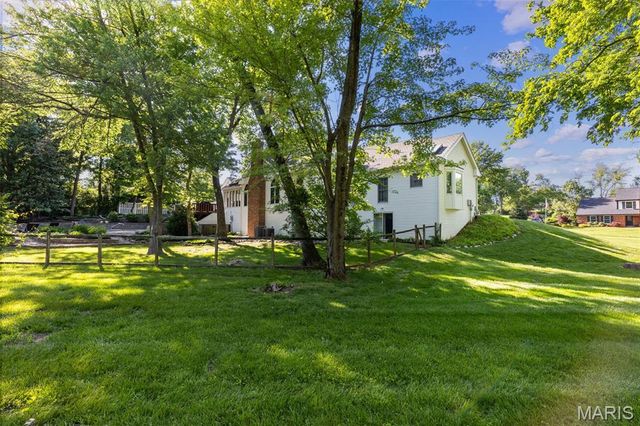 825 Greenwich Green Lane, Town And Country, MO 63017