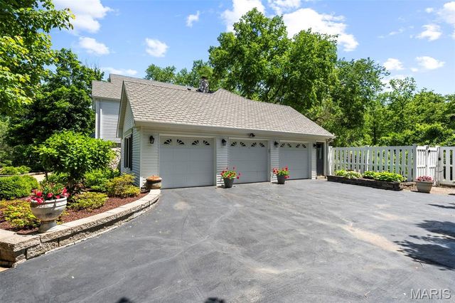 825 Greenwich Green Lane, Town And Country, MO 63017