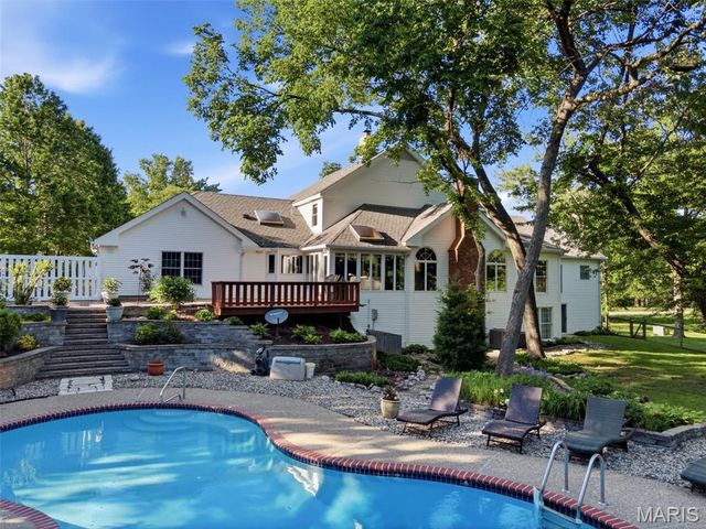 825 Greenwich Green Lane, Town And Country, MO 63017