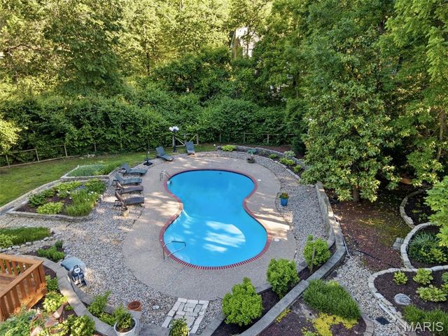 825 Greenwich Green Lane, Town And Country, MO 63017