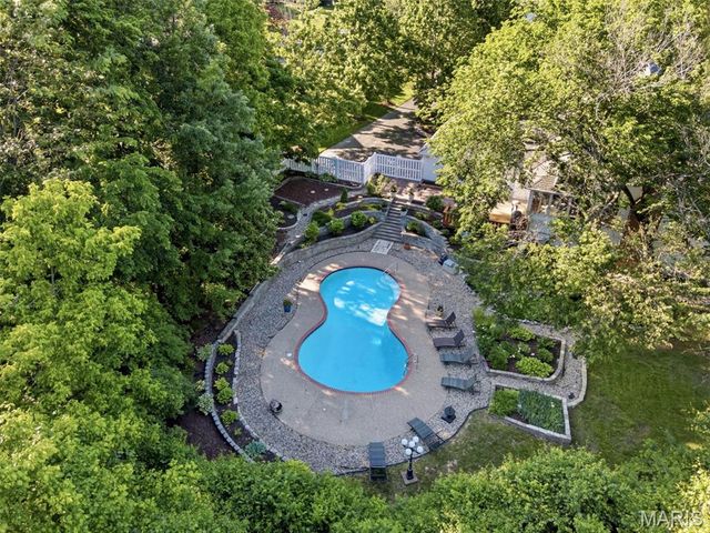 825 Greenwich Green Lane, Town And Country, MO 63017