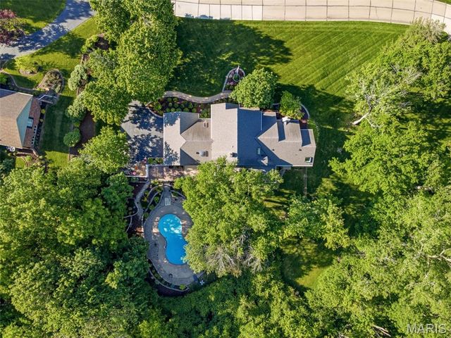 825 Greenwich Green Lane, Town And Country, MO 63017