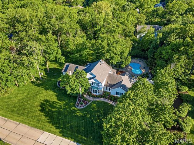 825 Greenwich Green Lane, Town And Country, MO 63017