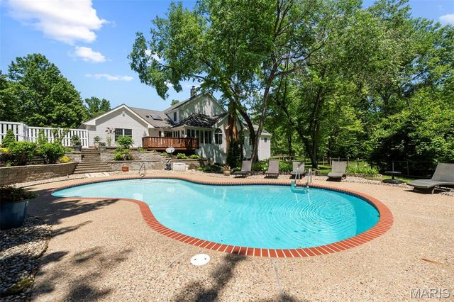 825 Greenwich Green Lane, Town And Country, MO 63017