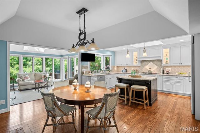 825 Greenwich Green Lane, Town And Country, MO 63017
