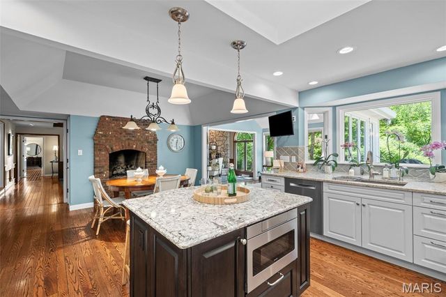 825 Greenwich Green Lane, Town And Country, MO 63017