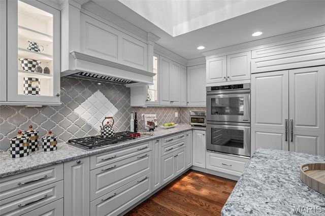 825 Greenwich Green Lane, Town And Country, MO 63017