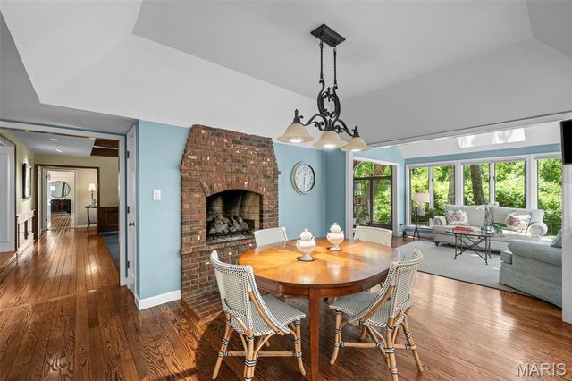 825 Greenwich Green Lane, Town And Country, MO 63017