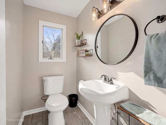 407 10th Court, St. Charles, IL 60174