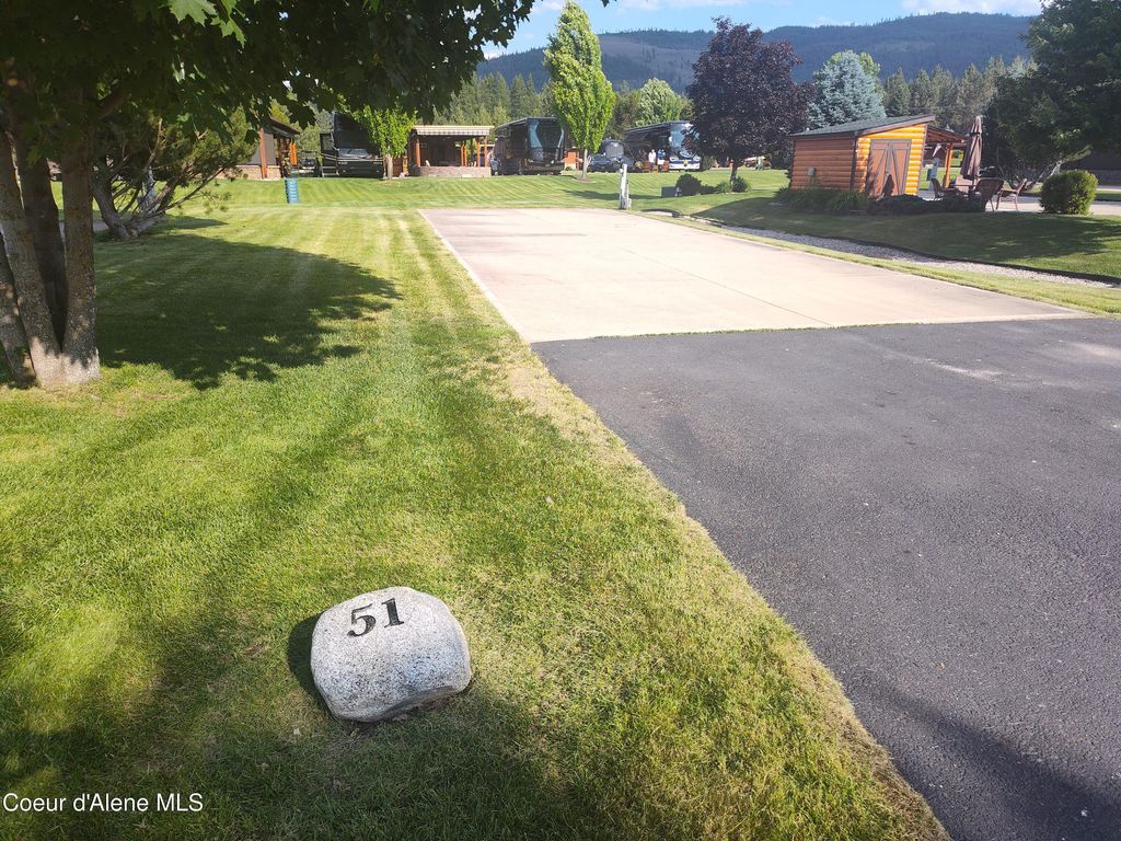 51 Bogie Ln, Blanchard, ID 83804