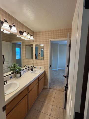 5586 E Atchison Street, Fresno, CA 93727