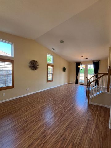 5586 E Atchison Street, Fresno, CA 93727