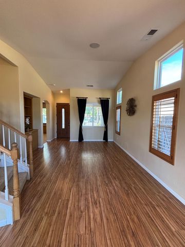 5586 E Atchison Street, Fresno, CA 93727