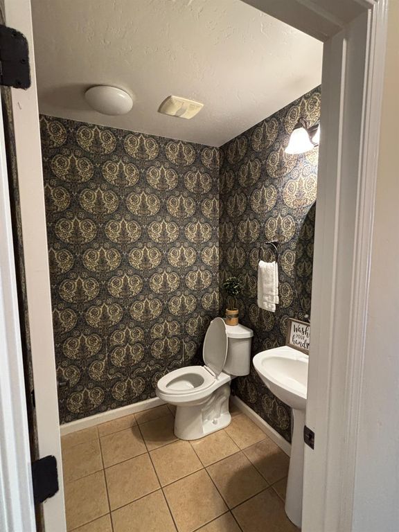 Image 11 of property listing at 5586 E Atchison Street, Fresno, CA 93727