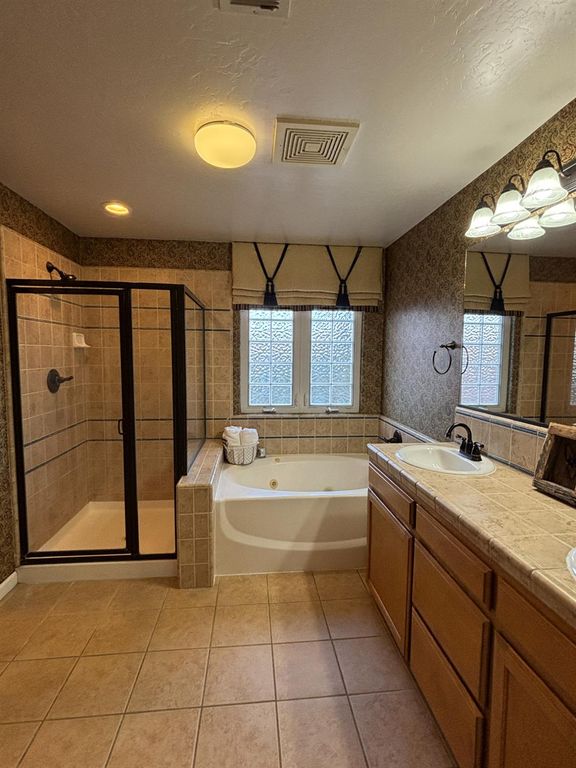 Image 40 of property listing at 5586 E Atchison Street, Fresno, CA 93727