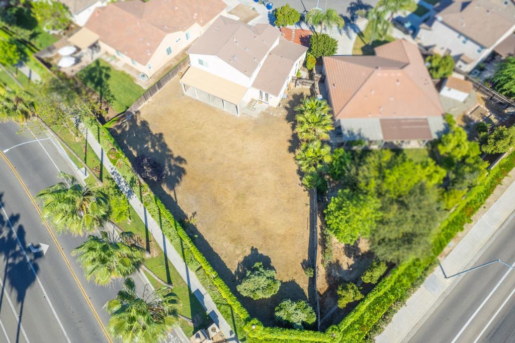 Image 45 of property listing at 5586 E Atchison Street, Fresno, CA 93727