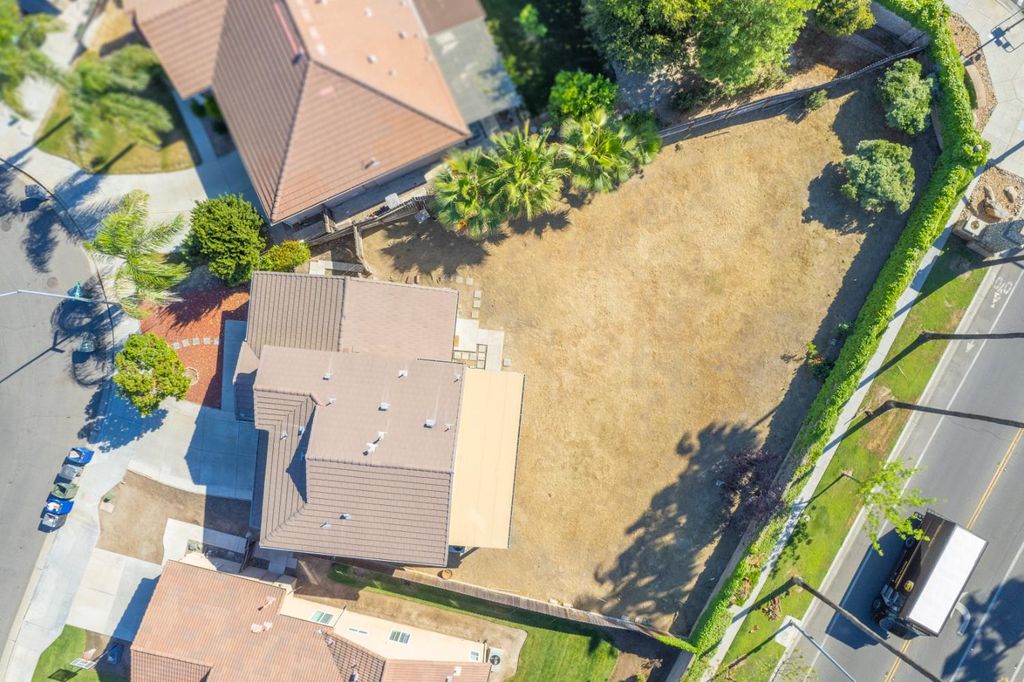 Image 46 of property listing at 5586 E Atchison Street, Fresno, CA 93727