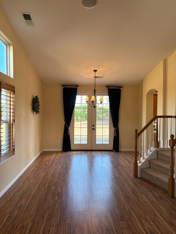 Image 6 of property listing at 5586 E Atchison Street, Fresno, CA 93727