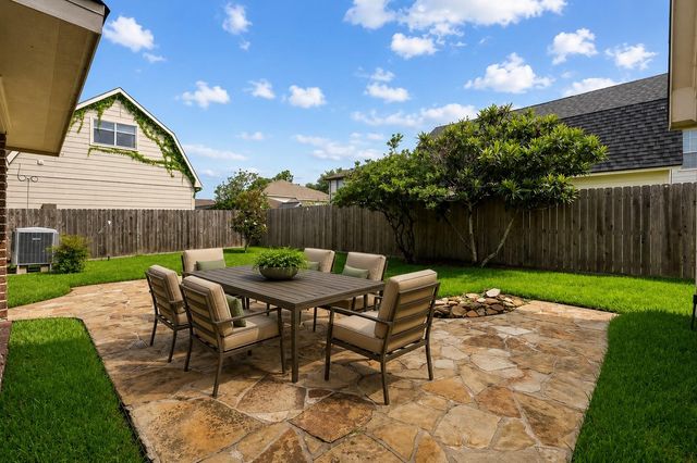 302 Le Doux Oaks, League City, TX 77573