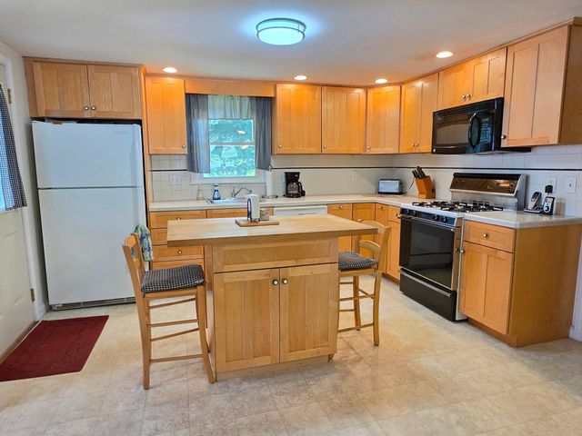 55 Pine Hill Rd, Ashland, MA 01721