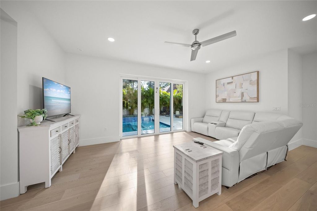 Image 12 of property listing at 3319 S OSPREY AVENUE, Sarasota, FL 34239