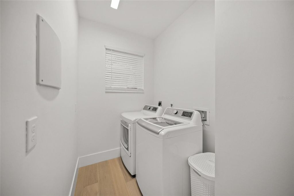 Image 30 of property listing at 3319 S OSPREY AVENUE, Sarasota, FL 34239