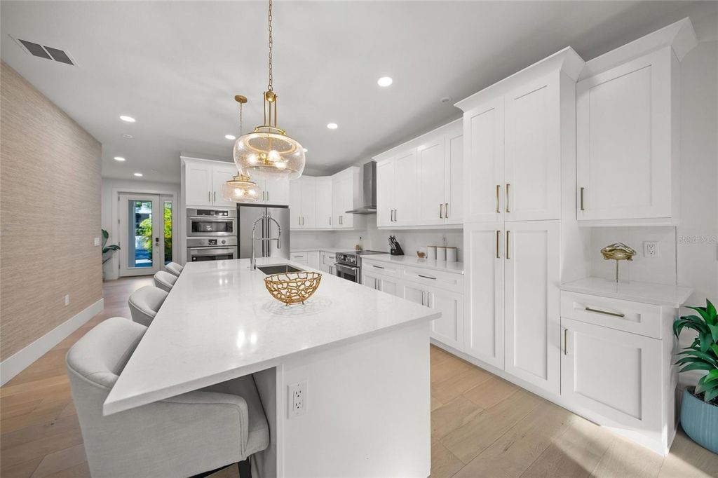 Image 8 of property listing at 3319 S OSPREY AVENUE, Sarasota, FL 34239