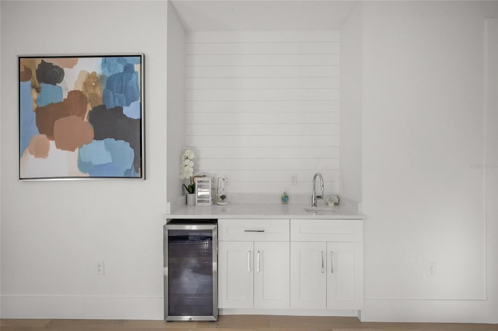 Image 10 of property listing at 3319 S OSPREY AVENUE, Sarasota, FL 34239