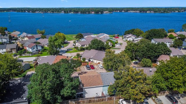 49 April Point Drive N, Conroe, TX 77356