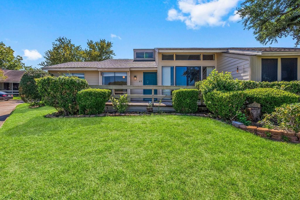 49 April Point Drive N, Conroe, TX 77356