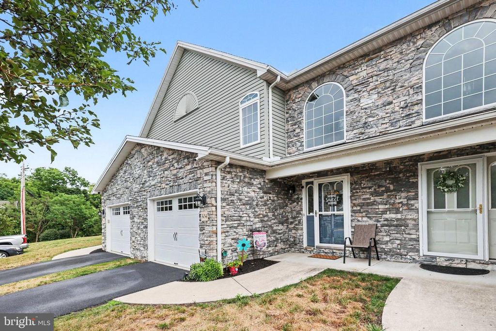 304 BRIAR RIDGE CIR, Enola, PA 17025
