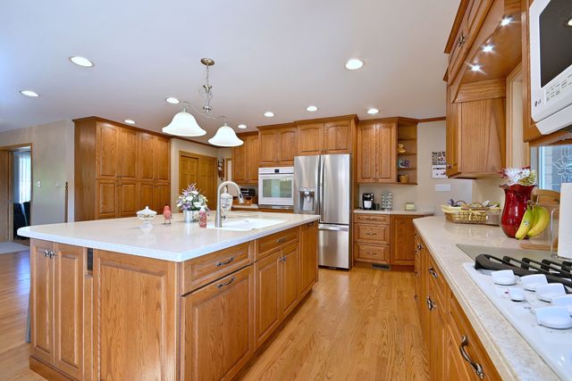 7821 DORCHESTER Lane, Darien, IL 60561
