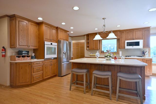 7821 DORCHESTER Lane, Darien, IL 60561