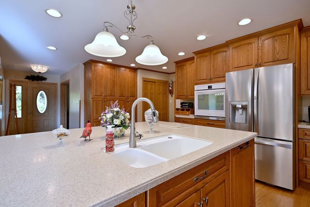 7821 DORCHESTER Lane, Darien, IL 60561