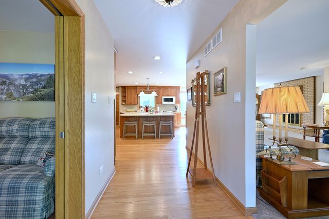 7821 DORCHESTER Lane, Darien, IL 60561