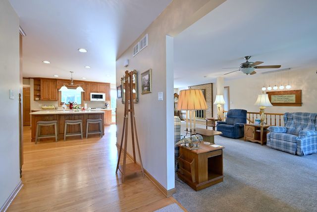 7821 DORCHESTER Lane, Darien, IL 60561