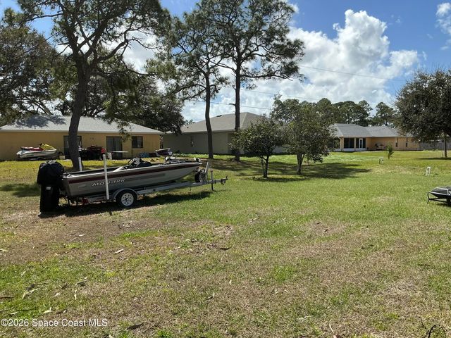 872 Autumn Street SE, Palm Bay, FL 32909