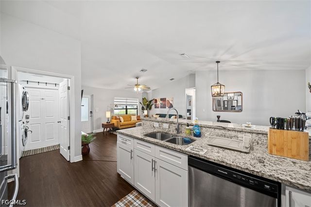522 NE Van Loon LN, Cape Coral, FL 33909