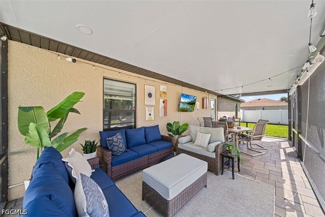522 NE Van Loon LN, Cape Coral, FL 33909
