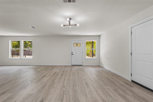 106 Mount Shasta Street, Dallas, TX 75211